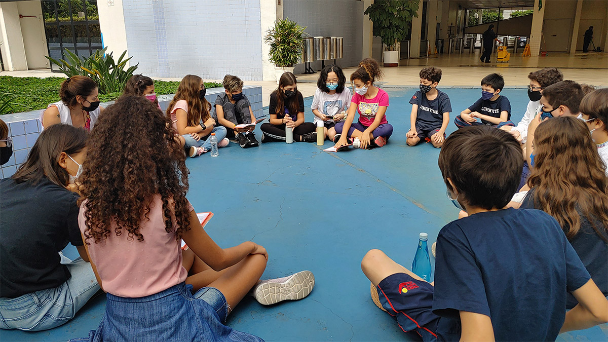 Foto de grupo de alunos reunidos em círculo