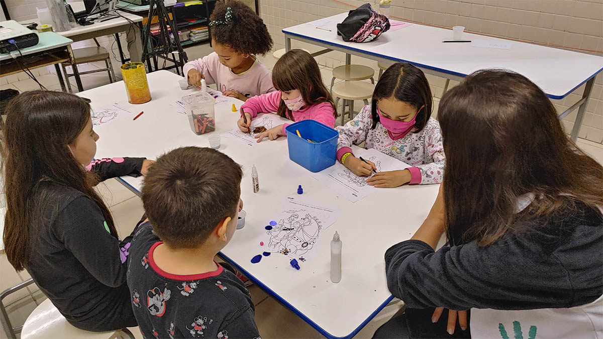 Imagem de alunos em sala em atividades diversas