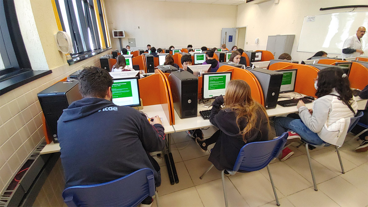 Foto de alunos em laboratório em informática