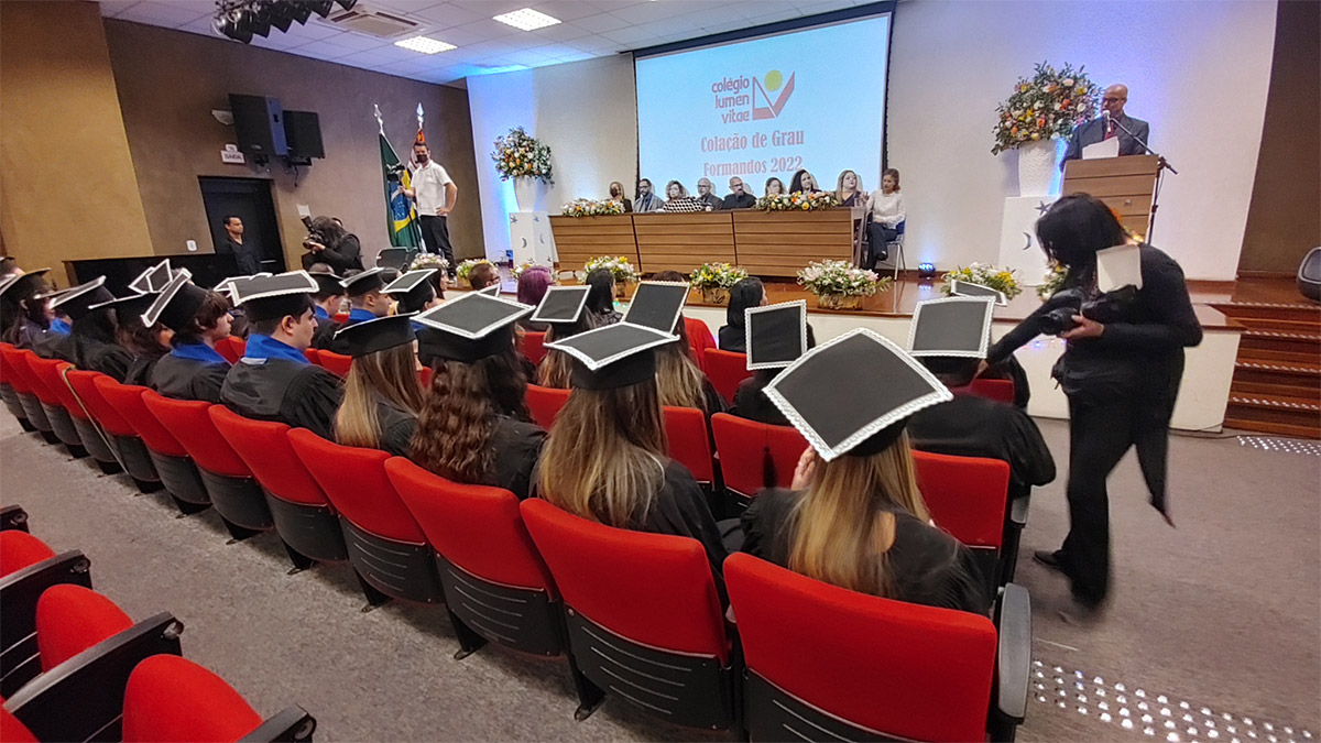 Foto de alunos em auditório em colação de Grau