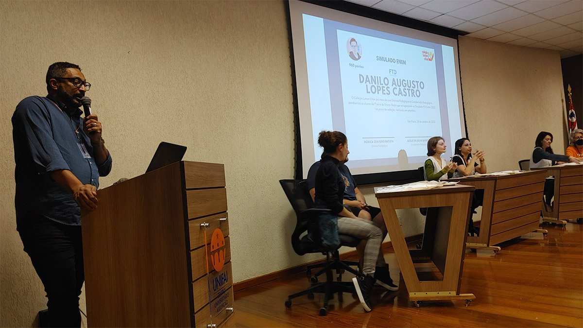 Foto de alunos em aula de Educação Física