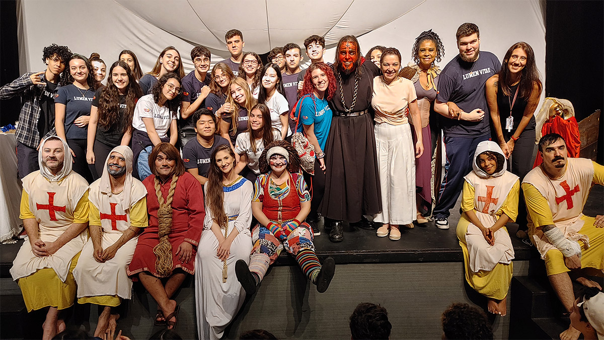 Foto de alunos reunidos no palco posando para foto