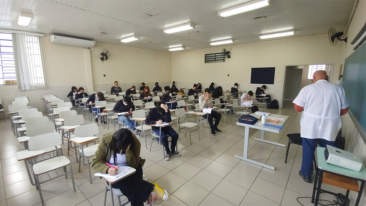 Foto de alunos em sala de aula, participando de um simulado