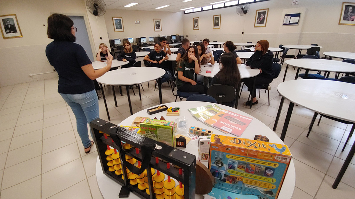 Foto de alunos em sala de aula