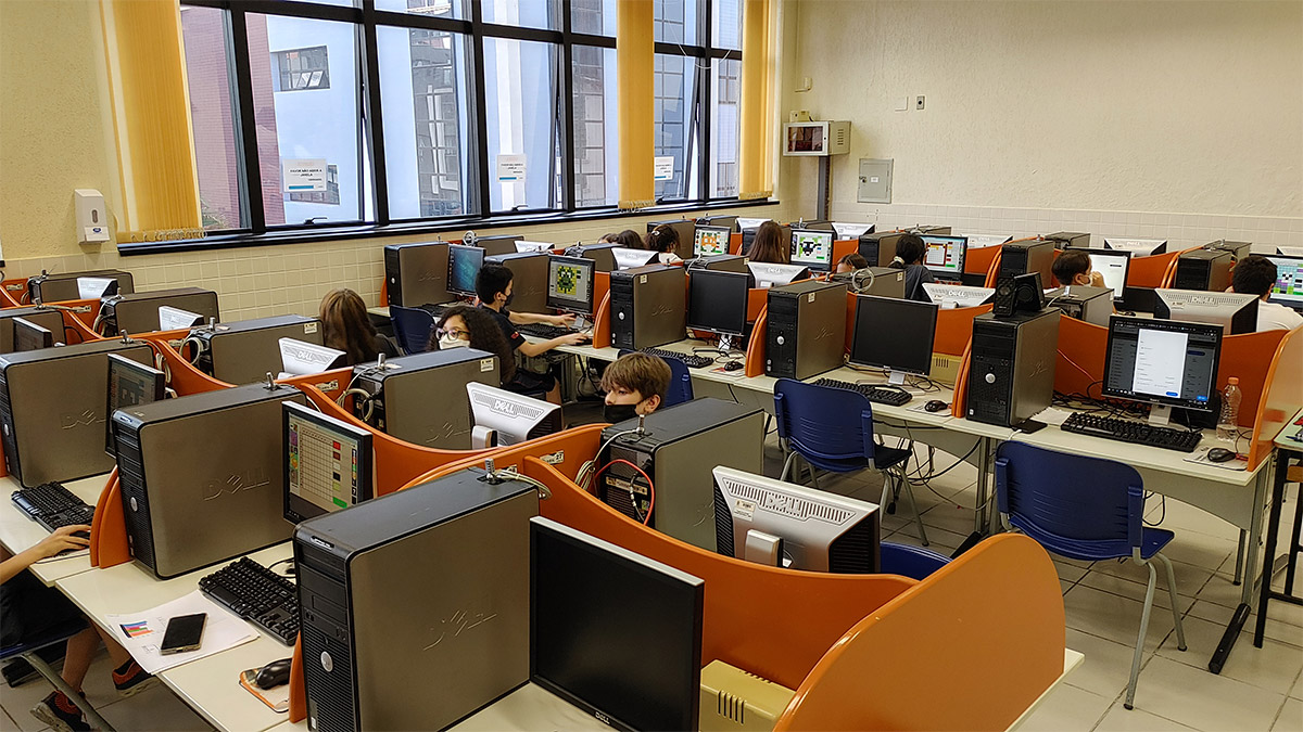 Foto de alunos em laboratório de informática