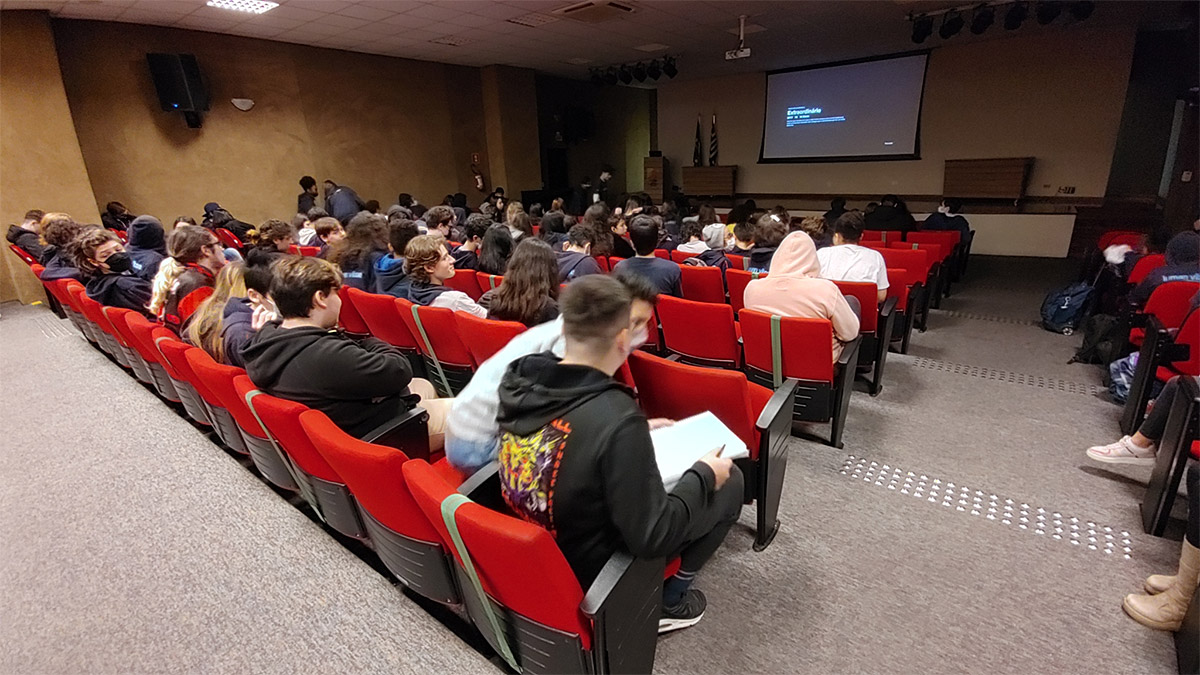 Foto de alunos reunidos em auditório