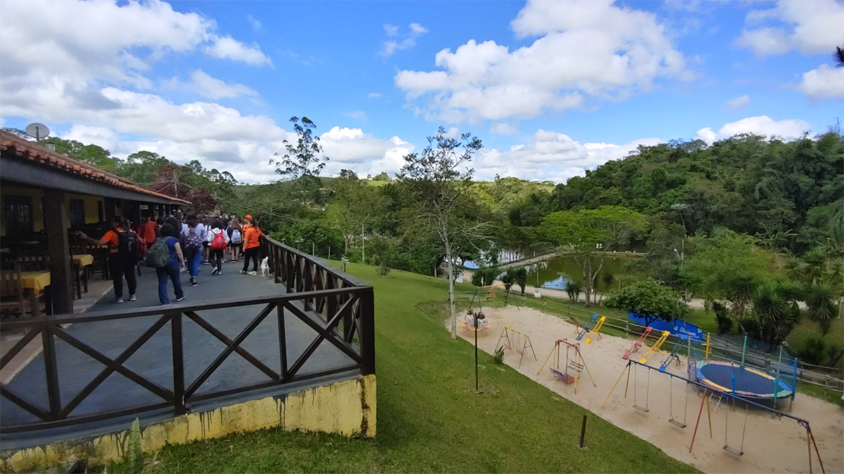 Foto de alunos em passeio externo