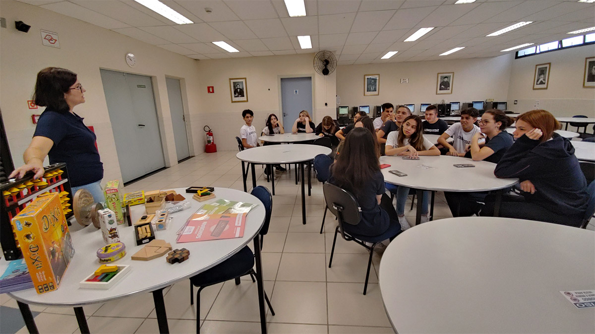 Foto de alunos renidos em sala