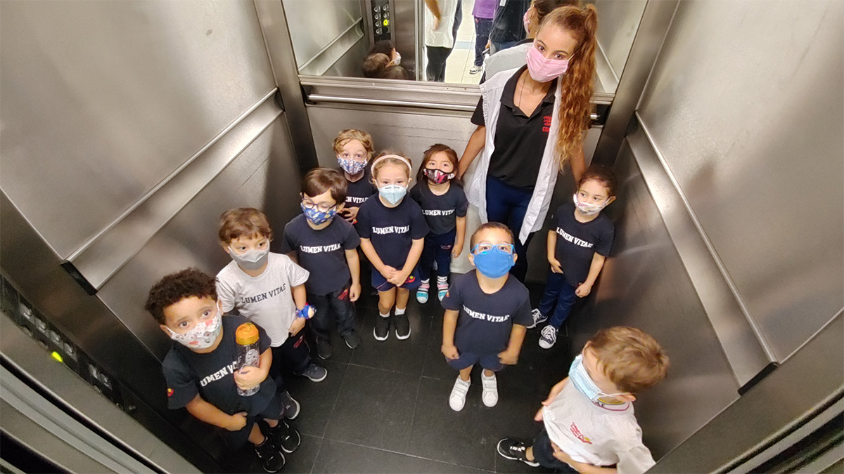 Foto de alunos dentro de elevador posando para foto