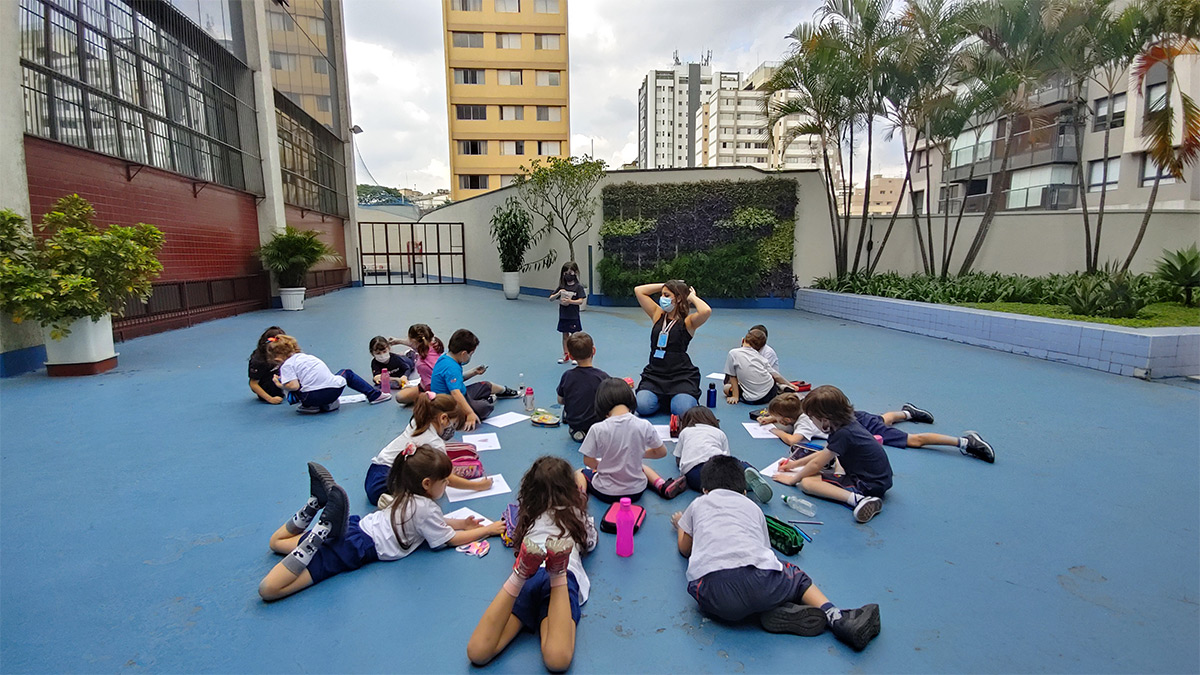 Foto de alunos deitados sob piso em atividade