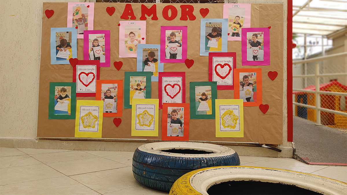 Foto de mural de alunos com várias fotos e desenhos com o tema Amor
