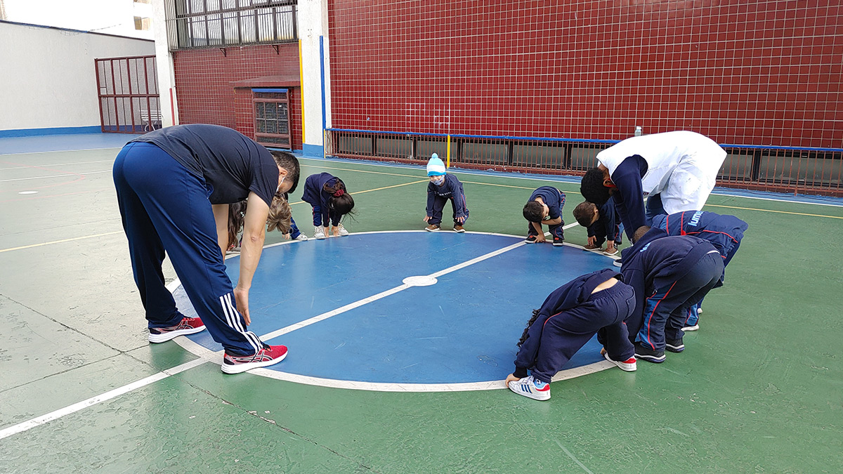 Foto de alunos em quadra praticando exercícios