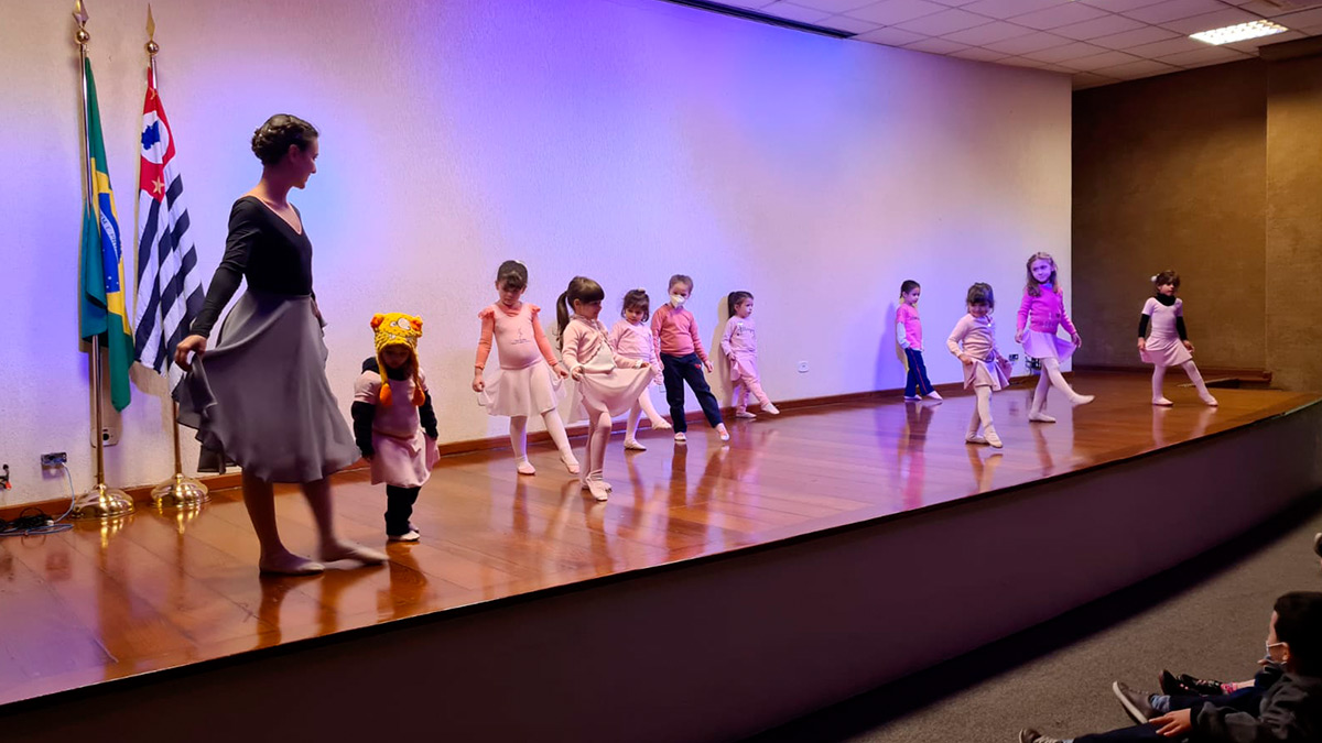 Foto de alunos em apresentação no palco