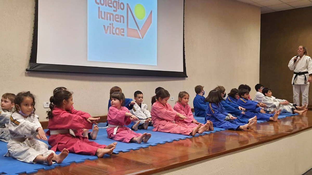 Foto de alunos praticando artes marciais